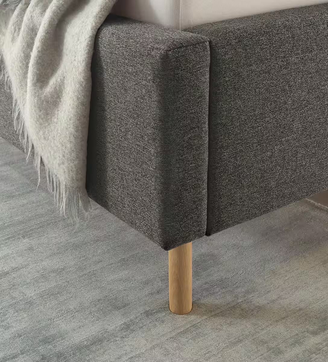 Cadru pat 140x200 cm, tapițat material textil, culoare maroniu, picioare înalte din lemn, 110 cm înălțime, design modern pentru dormitor
