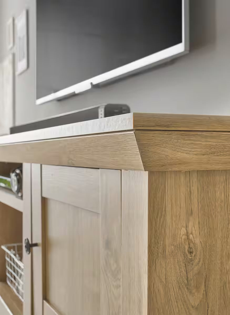 Comodă TV maro 152 cm cu 2 uși, raft și 3 compartimente, design modern pentru living, spațiu generos pentru depozitare și media, înălțime 55 cm