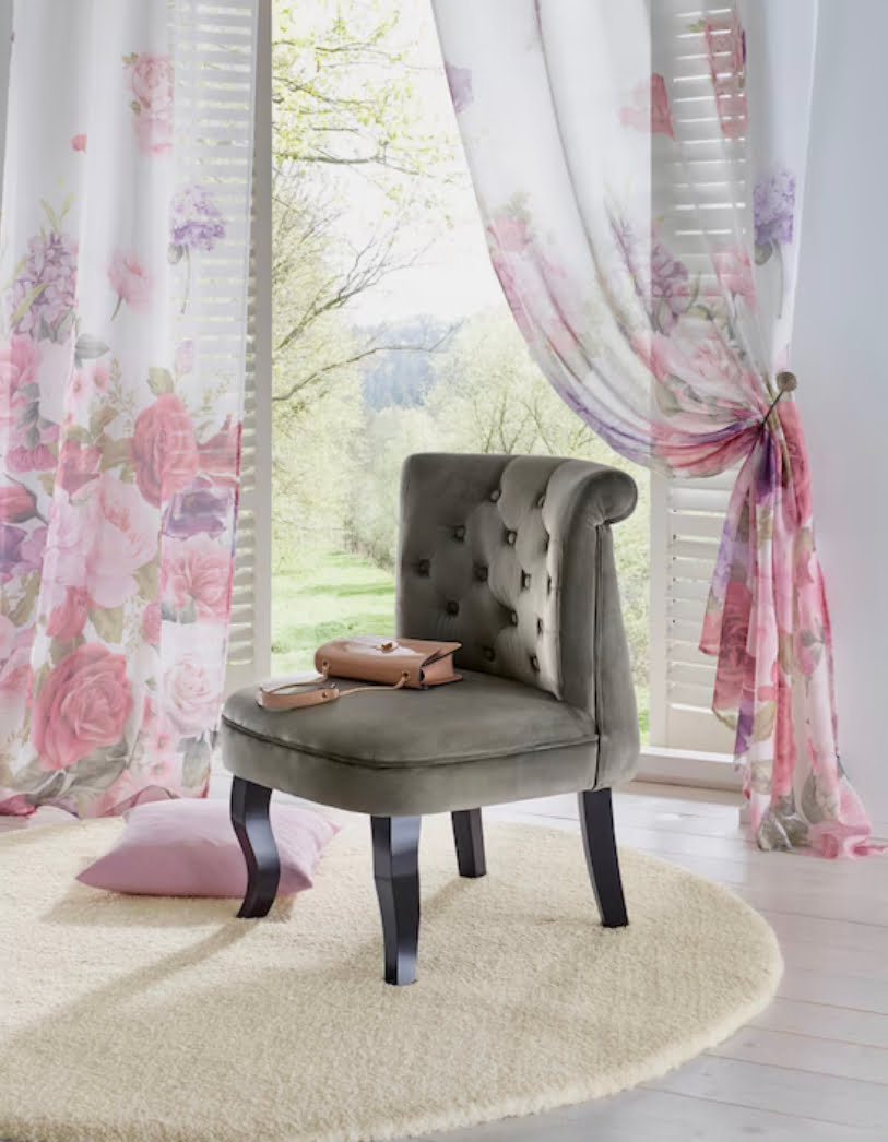 Scaun dining catifelat gri închis, spătar capitonat cu nasturi, picioare din lemn, design clasic elegant și confortabil