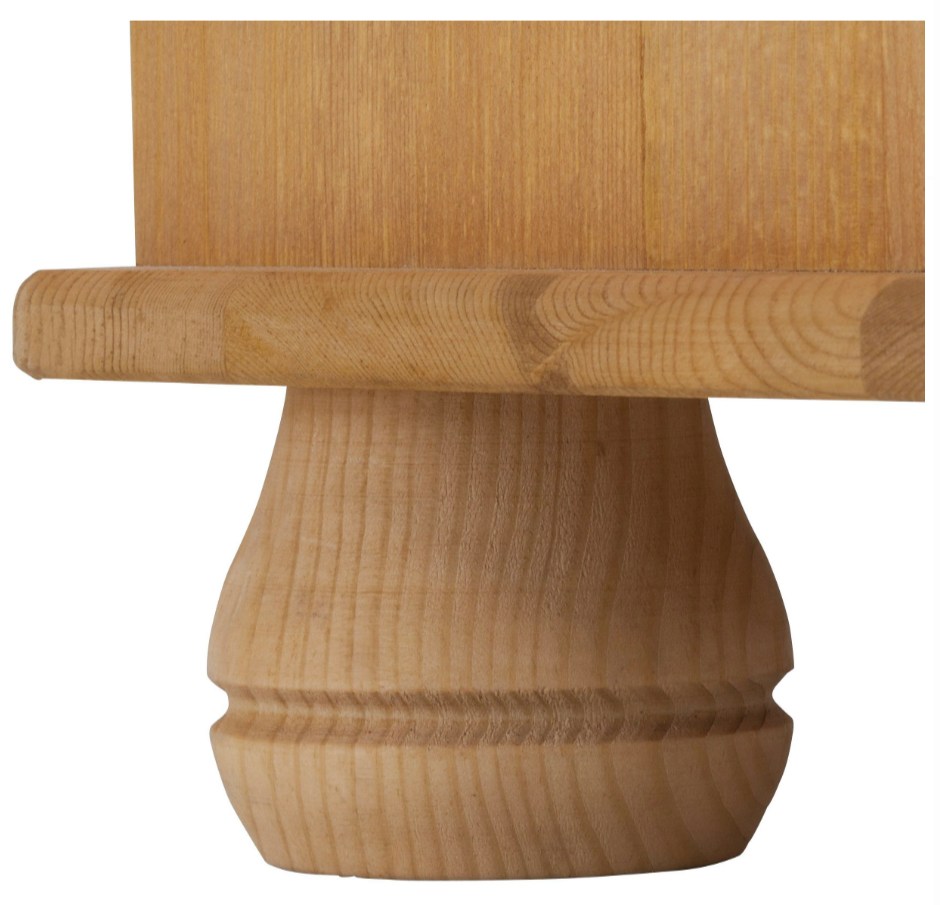 Comodă de colț din lemn masiv pin 90 cm cu ușă și raft, finisaj natural ceruit și mânere alamă antică, design rustic pentru living sau hol, înălțime 80 cm