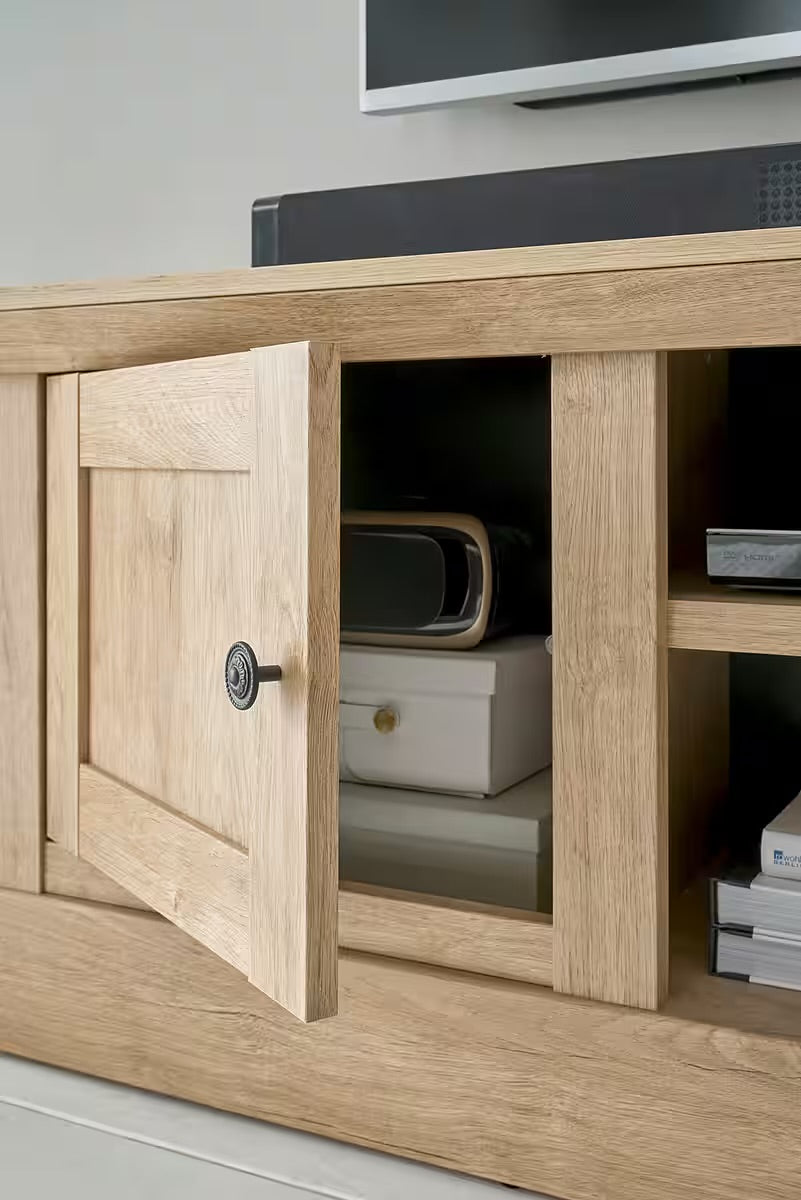 Comodă TV maro 152 cm cu 2 uși, raft și 3 compartimente, design modern pentru living, spațiu generos pentru depozitare și media, înălțime 55 cm
