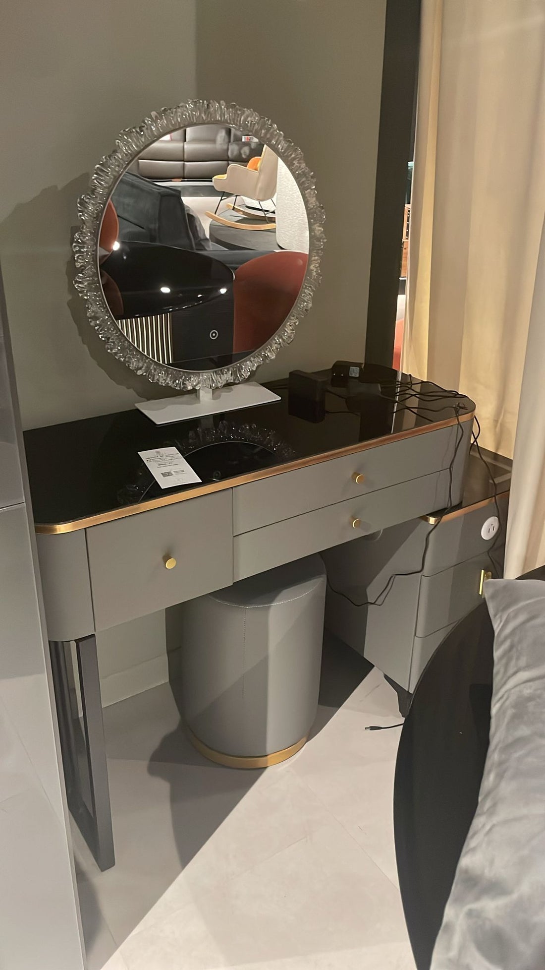 Măsuță de toaletă 134 cm, 6 sertare, oglindă iluminată, blat din sticlă neagră lucioasă, picioare metalice aurii, taburet inclus, design modern glam, culoare gri mătase / negru lucios