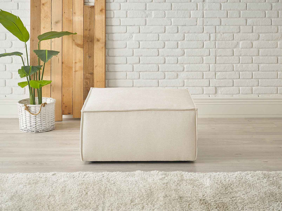 Otoman tapitat, culoare crem, 80 cm, design modern si compact, ideal pentru relaxare sau completarea zonei de living
