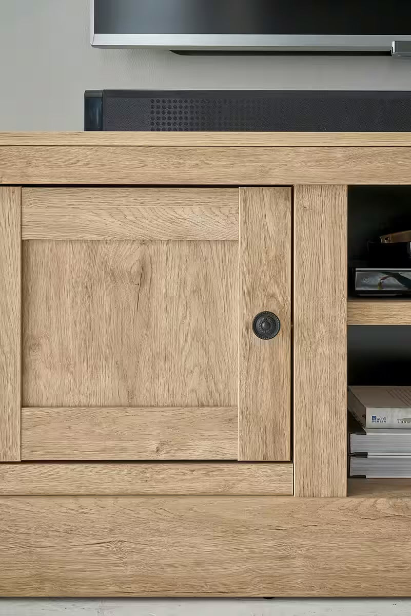 Comodă TV maro 152 cm cu 2 uși, raft și 3 compartimente, design modern pentru living, spațiu generos pentru depozitare și media, înălțime 55 cm