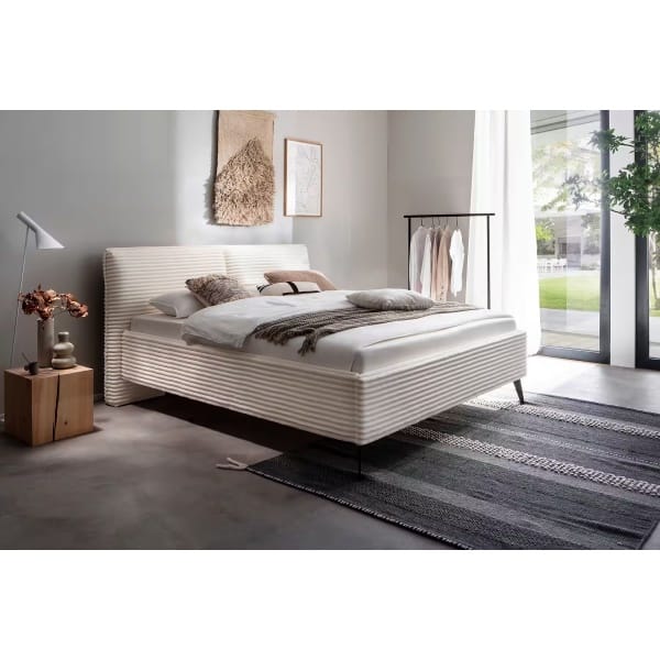Pat 180x200 cm, somiera și saltea inclusă, material velur raiat catifelat mare, culoare crem, picioare înalte metalice