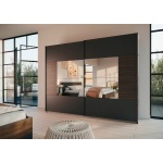 Dressing 271 cm lungime, 2 uși glisante, oglindă pe mijloc, riflaje, culoare gri antracit și maro, 210 cm înălțime