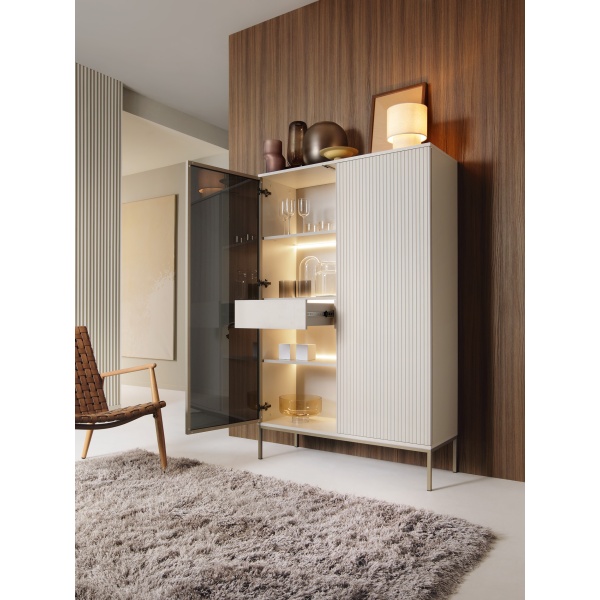 Vitrină Înaltă Premium ~Elysée~ fronturi MDF, sticlă fumurie, iluminare LED, sistem push-to-open, finisaj cashmere mat, picioare auriu satinat - imagine 2