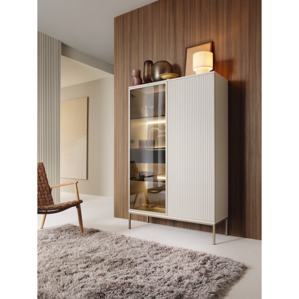 Vitrină Înaltă Premium ~Elysée~ fronturi MDF, sticlă fumurie, iluminare LED, sistem push-to-open, finisaj cashmere mat, picioare auriu satinat - imagine 1