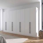 Dulap 360 cm lungime, 8 uși batante, culoare alb alpin, mânere negru mat, 229 cm înălțime