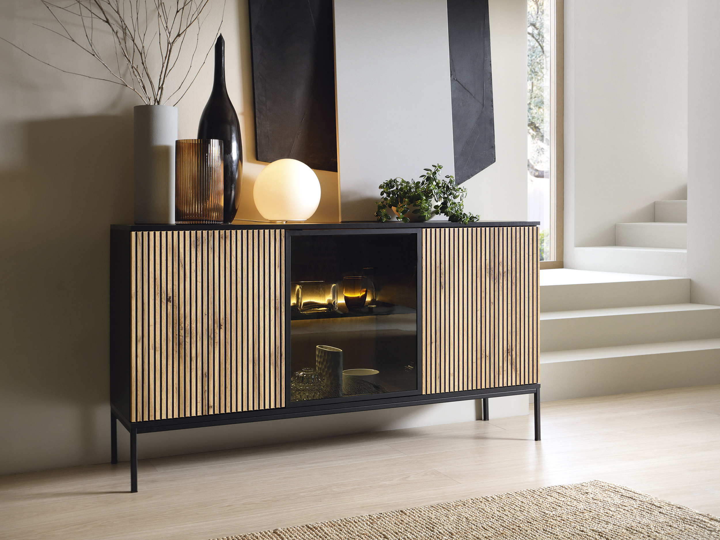 Sento_ar5_komoda_3d_2023-05_b Comodă Premium ~Elysée~ fronturi MDF, sticlă fumurie, iluminare LED, sistem push-to-open, finisaj negru cu stejar, picioare negru mat - imagine 1