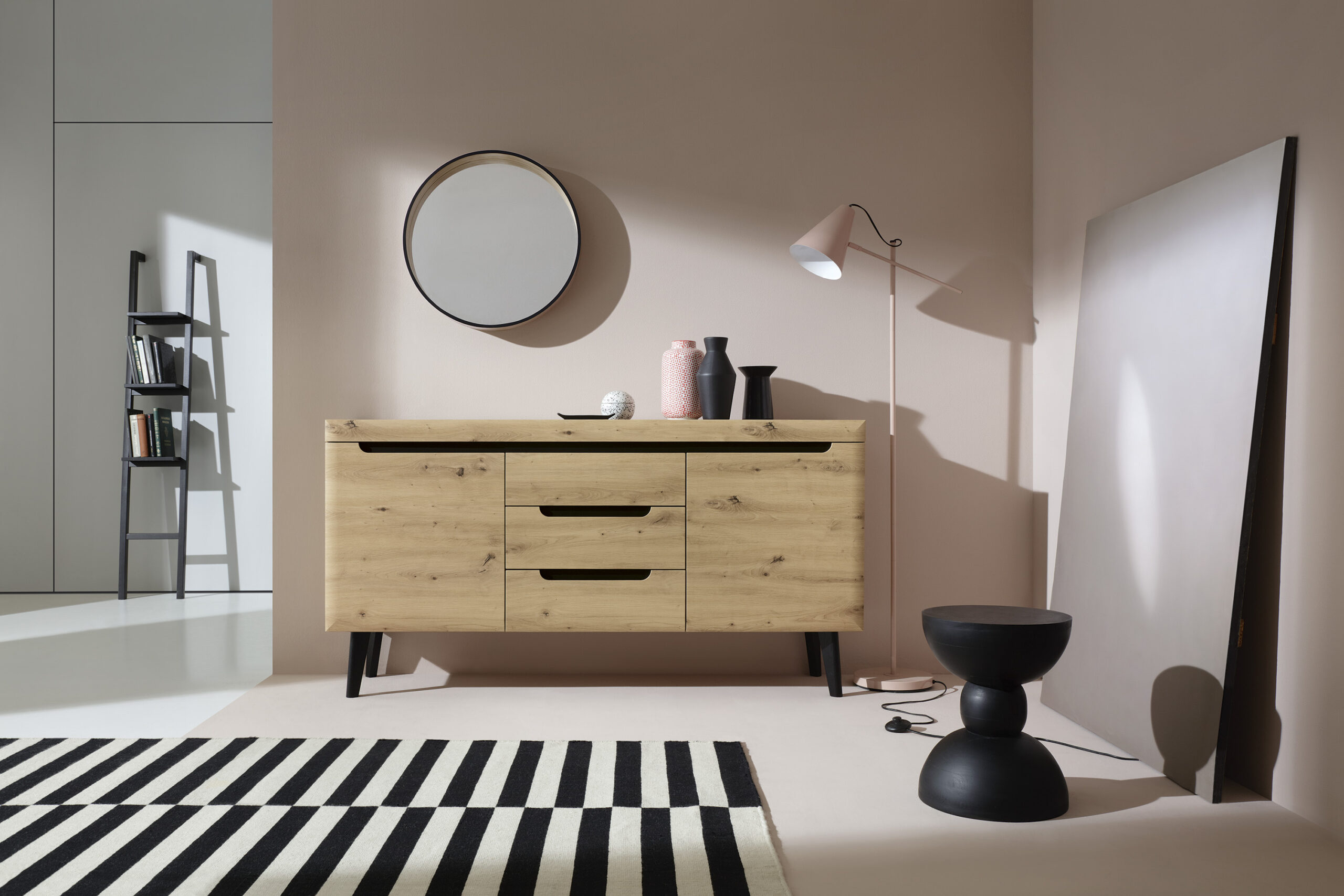 Nordi_aranz_2019_02_08 Comodă ~DOLOMITES~ fronturi MDF, 160 cm lățime, finisaj stejar cu inserții negre, picioare din lemn masiv negre mat - imagine 1