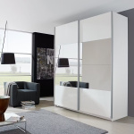 Dressing cu 2 uși glisante cu oglindă alb lucios, 137 cm lățime, 236 cm înălțime, compartimentare premium cu rafturi, design modern pentru dormitor