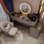 Măsuță de toaletă 134 cm, 6 sertare, oglindă iluminată, blat din sticlă neagră lucioasă, picioare metalice aurii, taburet inclus, design modern glam, culoare gri mătase / negru lucios