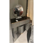 Măsuță de toaletă 134 cm, 6 sertare, oglindă iluminată, blat din sticlă neagră lucioasă, picioare metalice aurii, taburet inclus, design modern glam, culoare gri mătase / negru lucios - imagine 2