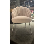 Scaun dining tapițat crem, design scoică ergonomic, picioare metalice, înălțime 88 cm, șezut 50 cm, stil modern elegant și confort premium