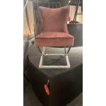 Scaun dining tapițat bej, cadru metalic cromat tip sanie, spătar ergonomic curbat, design modern elegant și confort premium