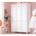 Dulap 140 cm, 3 uși batante, stil clasic romantic, alb antique cu accente patinate, bară haine, rafturi și sertare interioare, design elegant premium BELLE