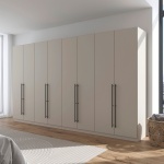 Dulap 360 cm lungime, 8 uși batante, culoare champagne, finisaj mat, mânere negru mat, 229 cm înălțime, compartimentare premium